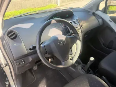 Toyota Yaris 2006 - 5650 EUR, 162000 km - AUTO.MOTO.pt - 162000km - foto 9 de 23