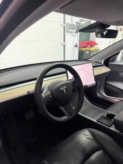 Tesla Model 3 2020 - 25900 EUR, 101867 km - AUTO.MOTO.pt - 101867km - foto 9 de 11