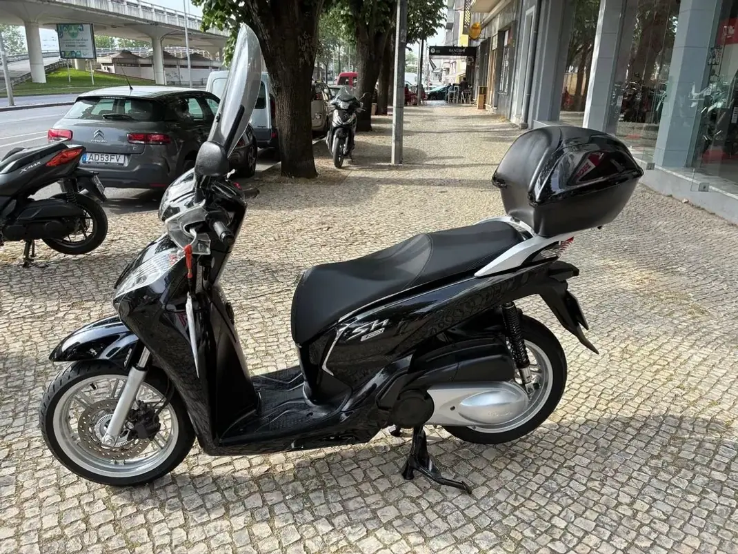 Honda SH 150i 2018 - 2950 EUR, 52726 km - AUTO.MOTO.pt - 52726km - foto 1 de 16