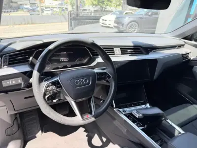 Audi e-tron 2022 - 39900 EUR, 70000 km - AUTO.MOTO.pt - 70000km - foto 7 de 12