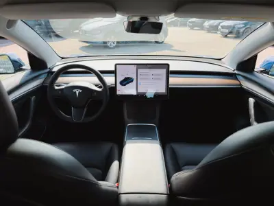 Tesla Model 3 2021 - 26990 EUR, 72100 km - 72100km - foto 3 de 19