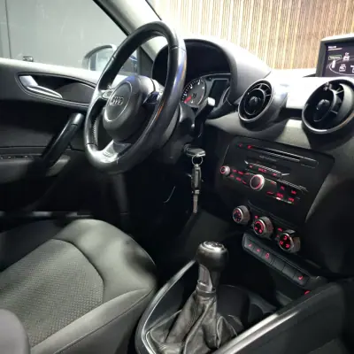 Audi A1 Sportback 2013 - 14250 EUR, 180000 km - AUTO.MOTO.pt - 180000km - foto 5 de 13