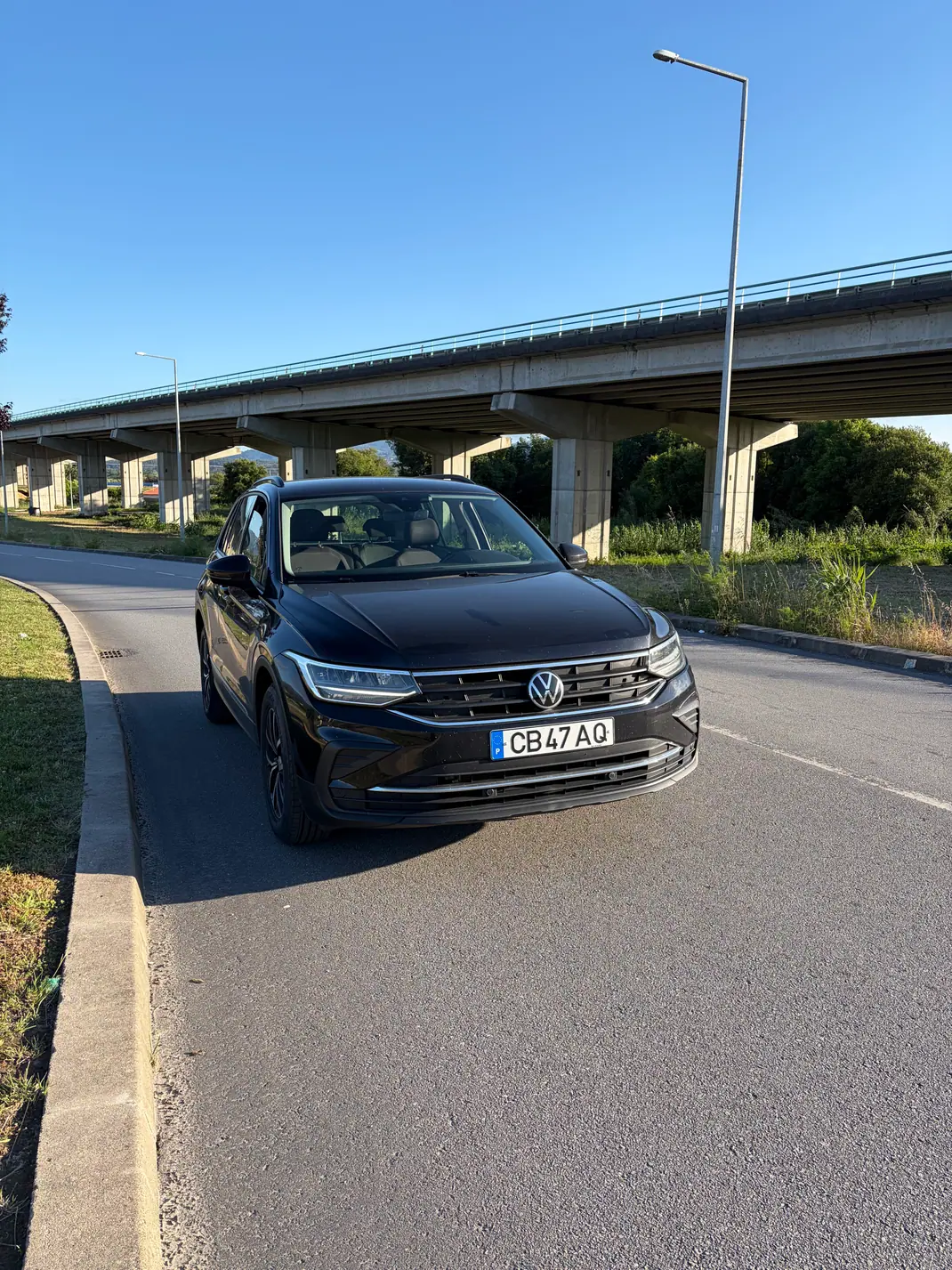 Volkswagen Tiguan 2021 - 20999 EUR, 99000 km - AUTO.MOTO.pt - 99000km - foto 1 de 8