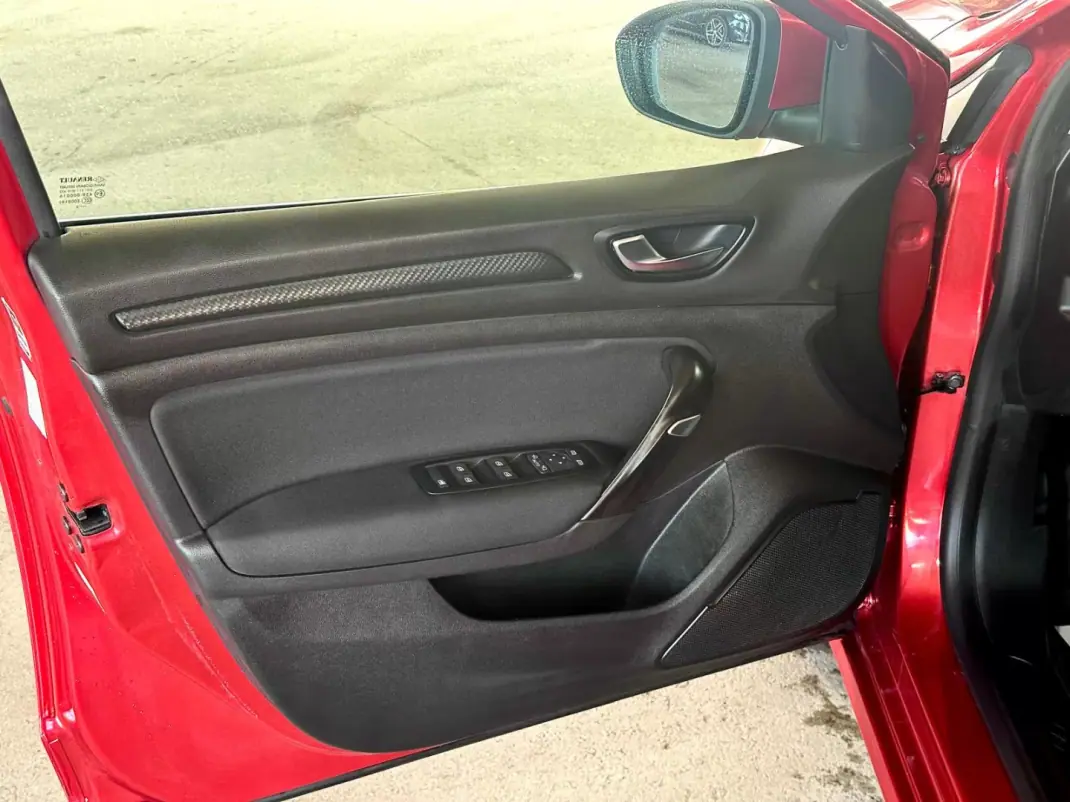 Renault Mégane Sport Tourer 2018 - 14900 EUR, 110134 km - AUTO.MOTO.pt - 110134km - foto 9 de 27