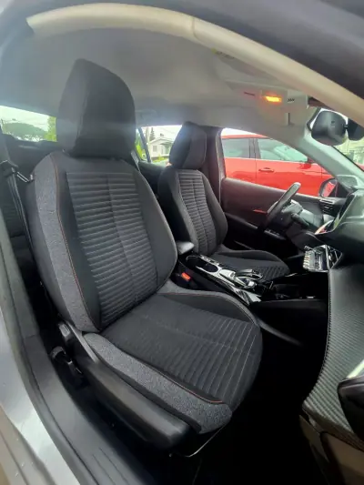 Peugeot e-208 2020 - 15750 EUR, 56000 km - AUTO.MOTO.pt - 56000km - foto 32 de 41