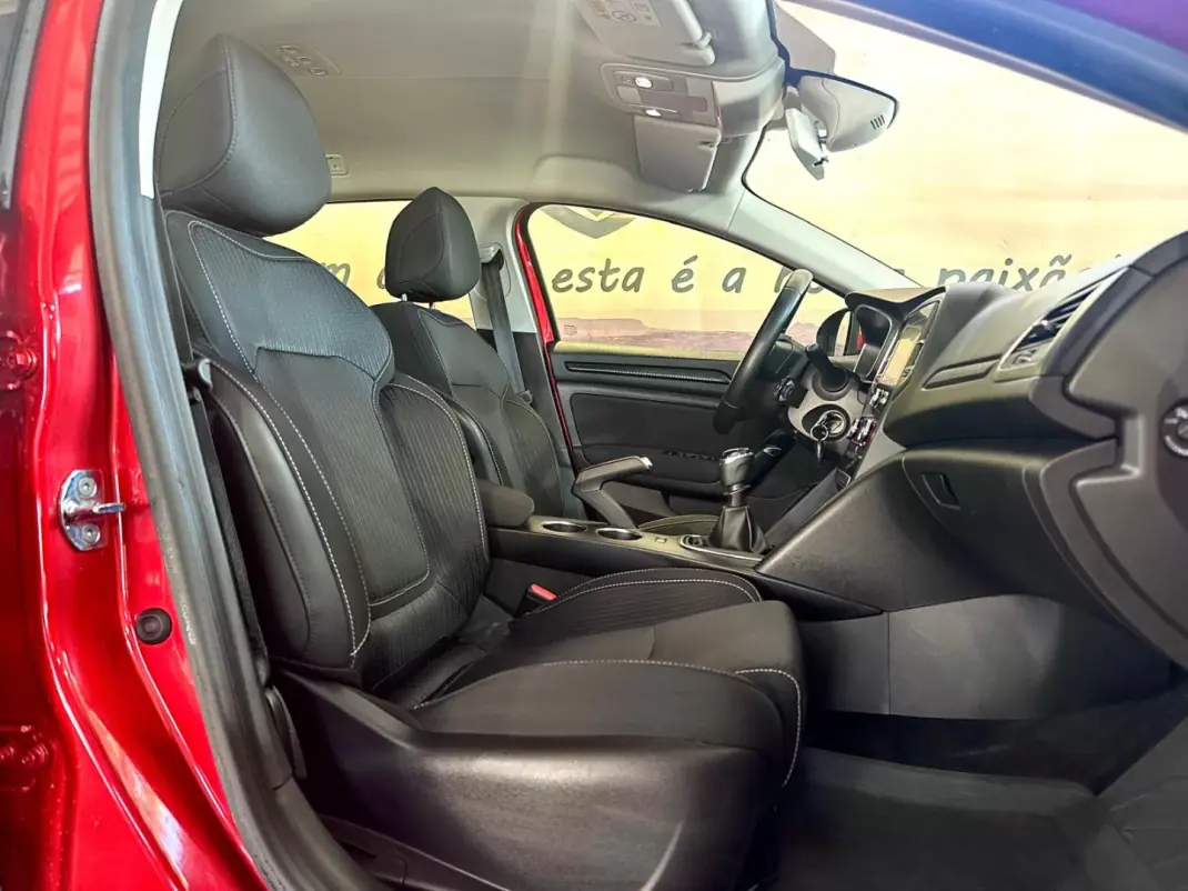 Renault Mégane Sport Tourer 2018 - 14900 EUR, 110134 km - AUTO.MOTO.pt - 110134km - foto 11 de 27