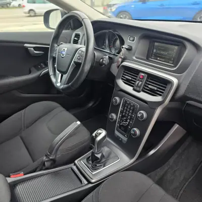 Volvo V40 2016 - 14500 EUR, 118000 km - AUTO.MOTO.pt - 118000km - foto 11 de 18