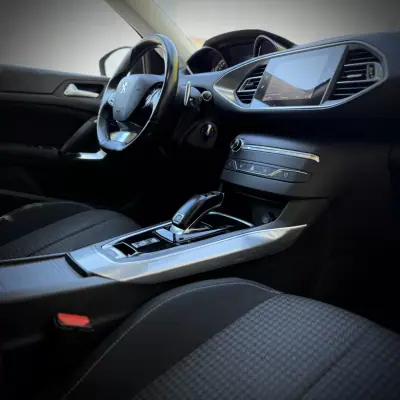 Peugeot 308 2019 - 11900 EUR, 168000 km - AUTO.MOTO.pt - 168000km - foto 9 de 10