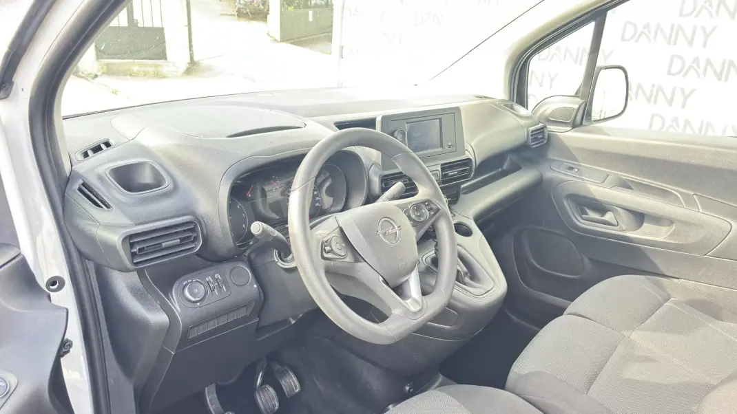 Opel COMBO 2022 - 14900 EUR, 136000 km - AUTO.MOTO.pt - 136000km - foto 4 de 12