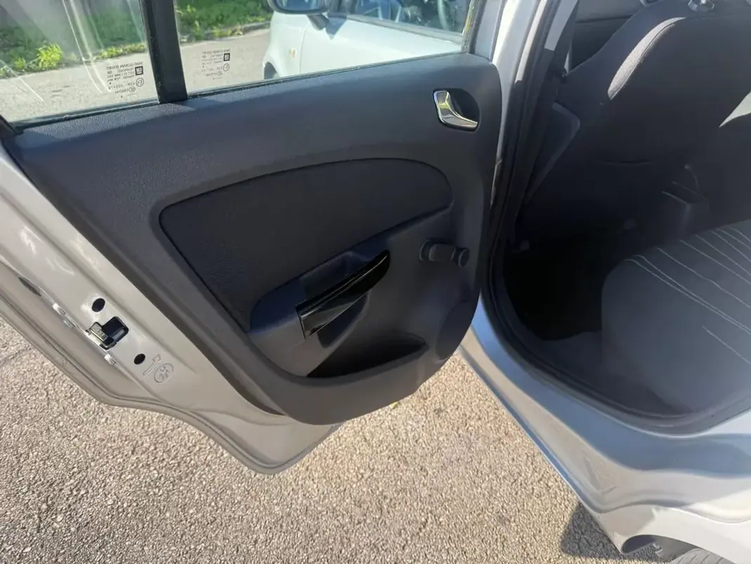 Opel Corsa 2010 - 5100 EUR, 183000 km - AUTO.MOTO.pt - 183000km - foto 10 de 23