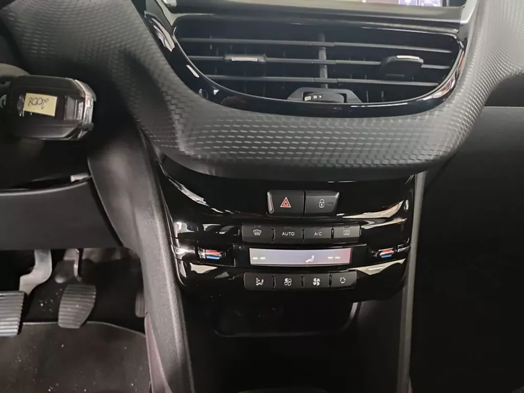 Peugeot 2008 2016 - 14900 EUR, 128000 km - AUTO.MOTO.pt - 128000km - foto 14 de 17