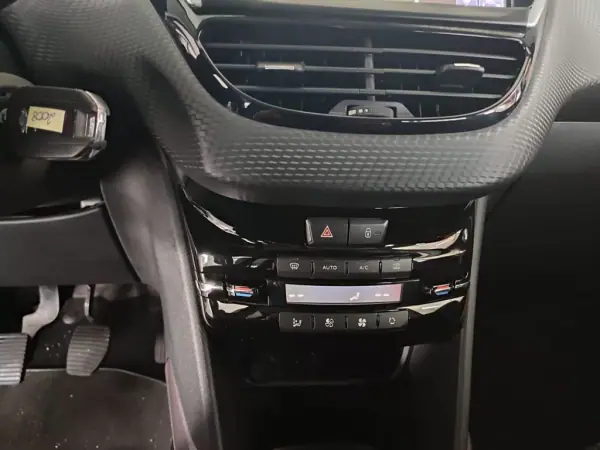Peugeot 2008 2016 - 14900 EUR, 128000 km - AUTO.MOTO.pt - 128000km - foto 14 de 17