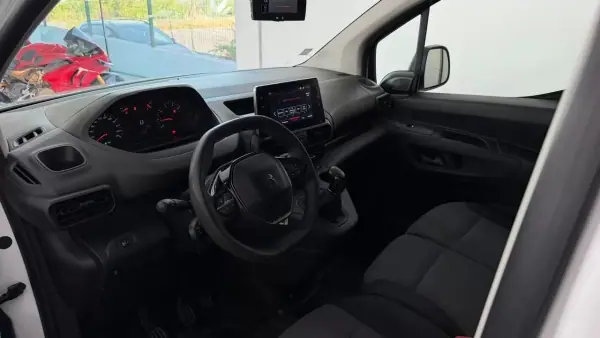 Peugeot PARTNER GIRAFON 2019 - 12990 EUR, 173169 km - AUTO.MOTO.pt - 173169km - foto 9 de 23