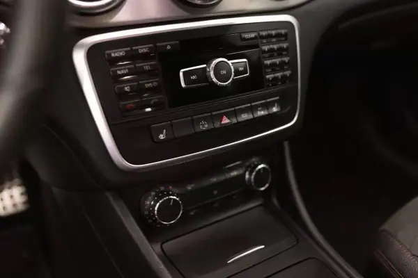 Mercedes-Benz CLA 220 2015 - 20490 EUR, 163154 km - AUTO.MOTO.pt - 163154km - foto 10 de 24