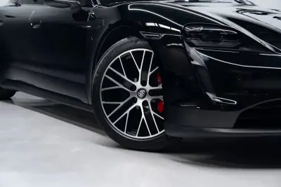 Porsche Taycan 2023 — foto 4 de 56