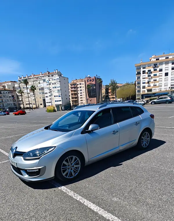 Renault Mégane Sport Tourer 2015 - 8200 EUR, 160000 km - AUTO.MOTO.pt - 160000km - foto 2 de 9