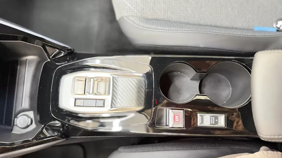 Peugeot e-2008 2025 - 25900 EUR, 13646 km - AUTO.MOTO.pt - 13646km - foto 17 de 22