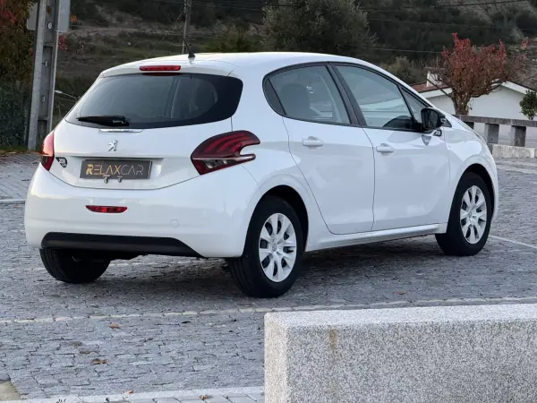 Peugeot 208 2016 - 7500 EUR, 121000 km - AUTO.MOTO.pt - 121000km - foto 9 de 20