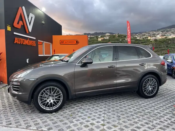 Porsche Cayenne 2011 - 25950 EUR, 237203 km - AUTO.MOTO.pt - 237203km - foto 4 de 12