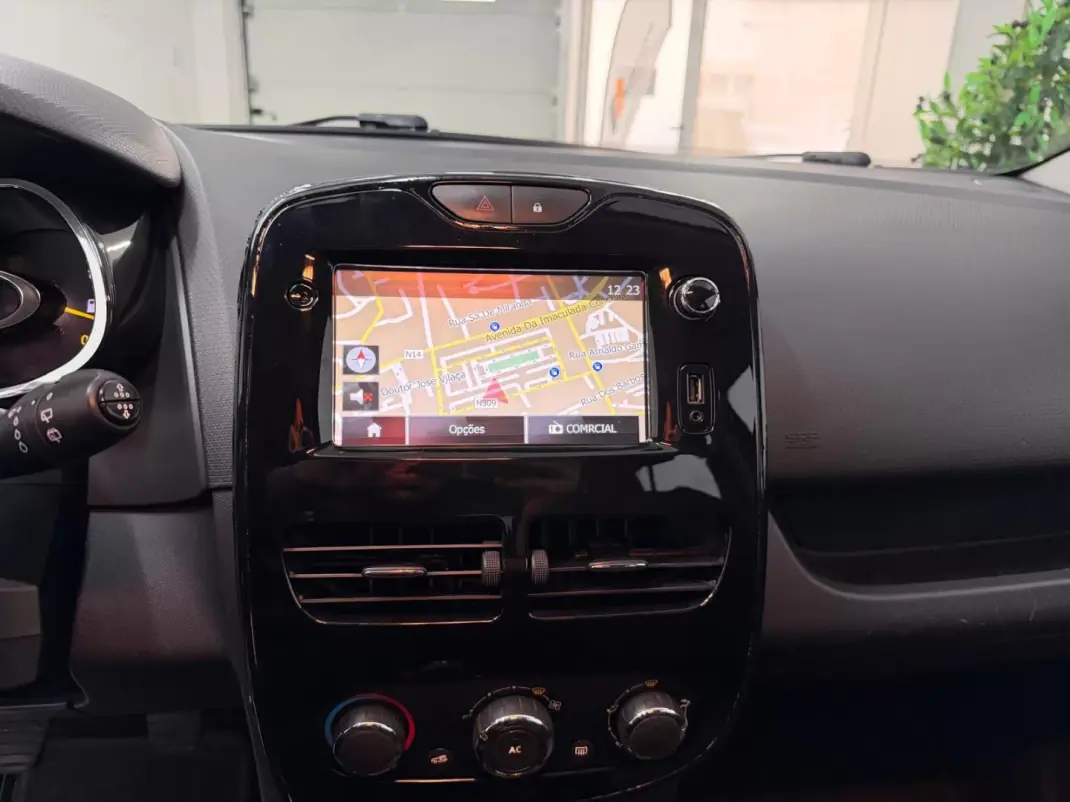 Renault Clio Sport Tourer 2014 - 7750 EUR, 199000 km - AUTO.MOTO.pt - 199000km - foto 10 de 16