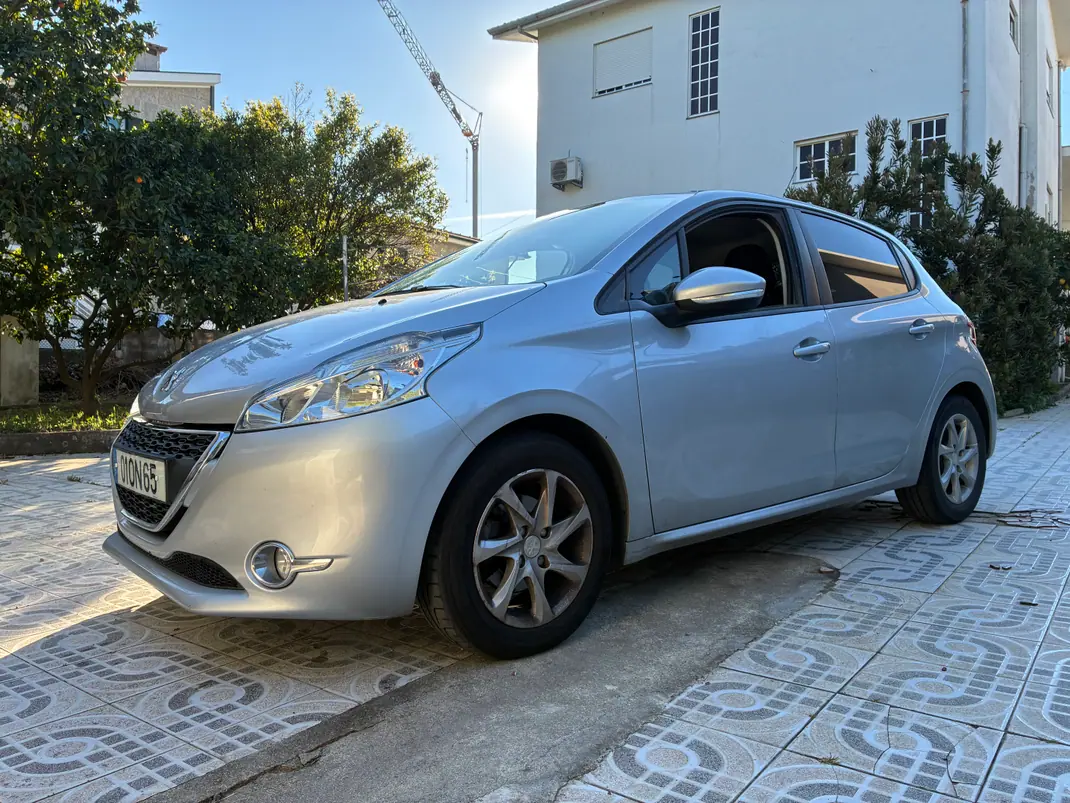 Peugeot 208 2014 - 7800 EUR, 79000 km - AUTO.MOTO.pt - 79000km - foto 1 de 7