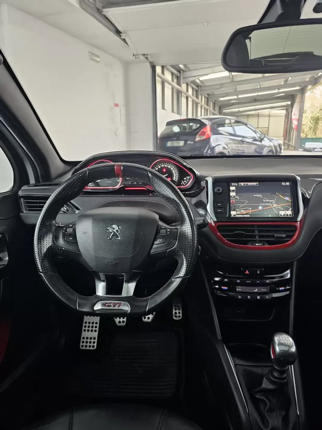 Peugeot 208 2015 - 16650 EUR, 121757 km - AUTO.MOTO.pt - 121757km - foto 31 de 38