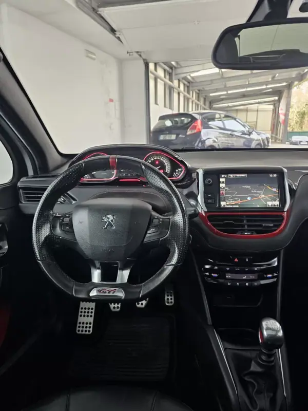 Peugeot 208 2015 - 16650 EUR, 121757 km - AUTO.MOTO.pt - 121757km - foto 31 de 38