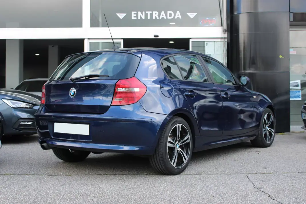 BMW 118 2010 - 9900 EUR, 205380 km - AUTO.MOTO.pt - 205380km - foto 4 de 15