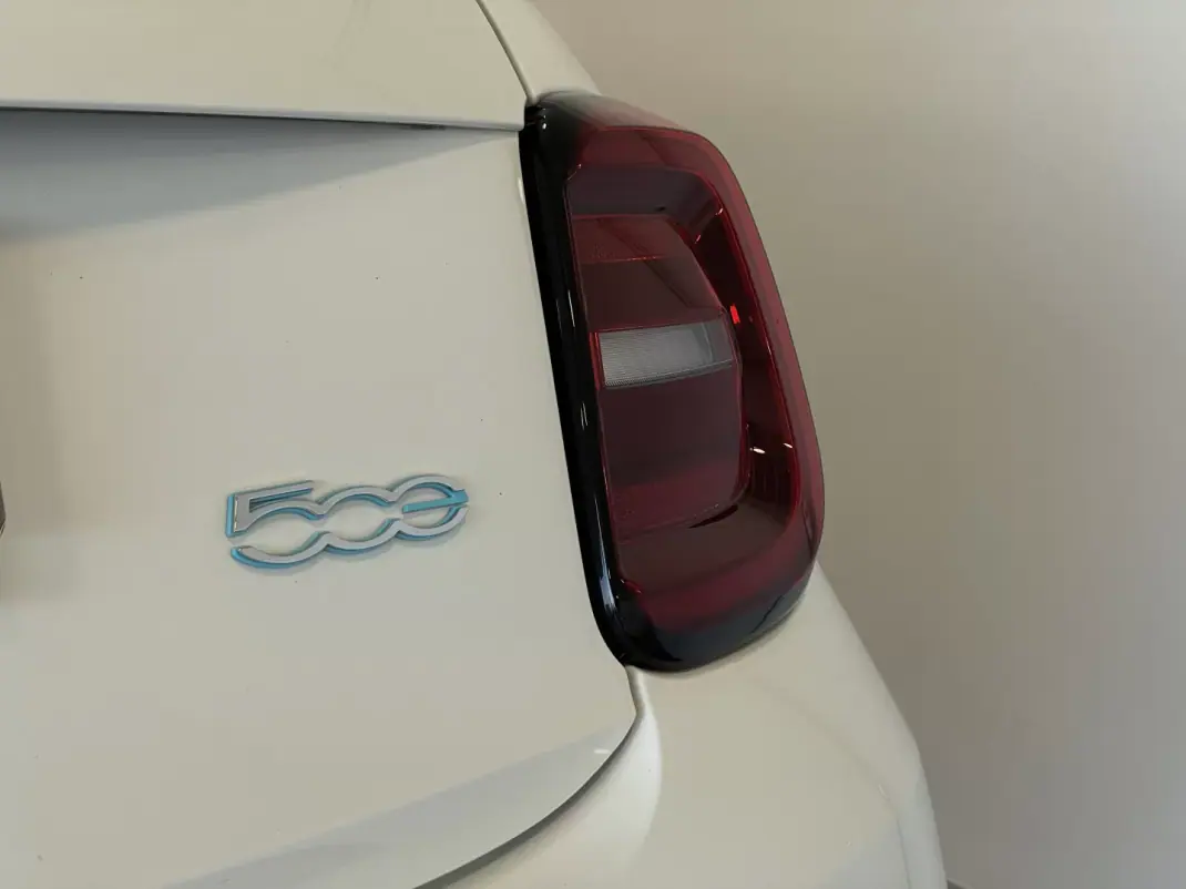 Fiat 500e 2024 - 24750 EUR, 18176 km - AUTO.MOTO.pt - 18176km - foto 8 de 16