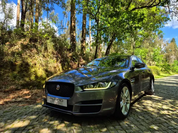Jaguar XE 2015 - 13750 EUR, 184000 km - AUTO.MOTO.pt - 184000km - foto 4 de 23