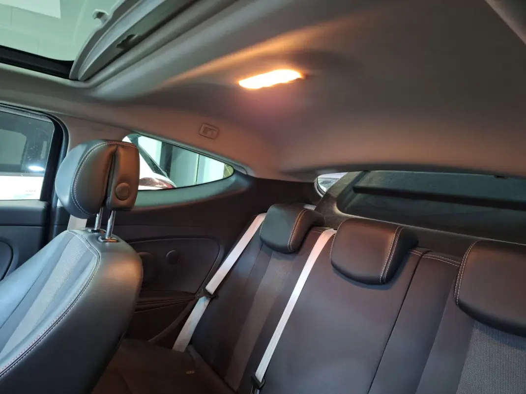 Renault Mégane Coupe 2013 - 9900 EUR, 177543 km - AUTO.MOTO.pt - 177543km - foto 11 de 17