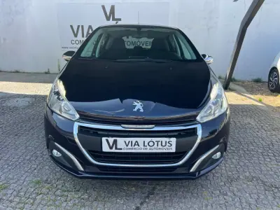 Peugeot 208 2017 - 8500 EUR, 165000 km - AUTO.MOTO.pt - 165000km - foto 5 de 10