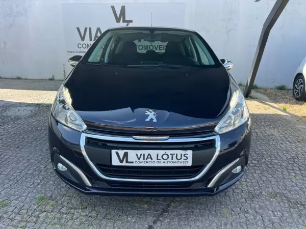 Peugeot 208 2017 - 8500 EUR, 165000 km - AUTO.MOTO.pt - 165000km - foto 5 de 10