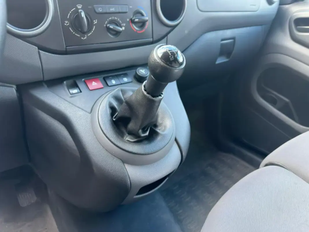 Peugeot Partner 2016 - 10900 EUR, 177432 km - AUTO.MOTO.pt - 177432km - foto 12 de 20