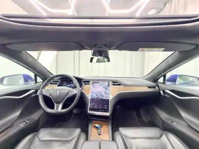 Tesla Model S 2017 - 18000 EUR, 250000 km - AUTO.MOTO.pt - 250000km - foto 10 de 24