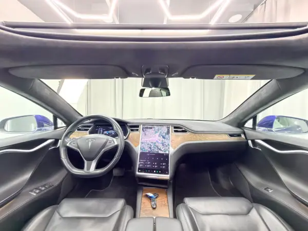 Tesla Model S 2017 - 18000 EUR, 250000 km - AUTO.MOTO.pt - 250000km - foto 10 de 24