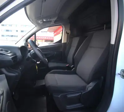 Toyota Proace Verso Electric 2022 - 22750 EUR, 52000 km - AUTO.MOTO.pt - 52000km - foto 7 de 28
