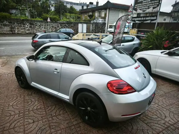 Volkswagen New Beetle 2012 - 12500 EUR, 170000 km - AUTO.MOTO.pt - 170000km - foto 11 de 26