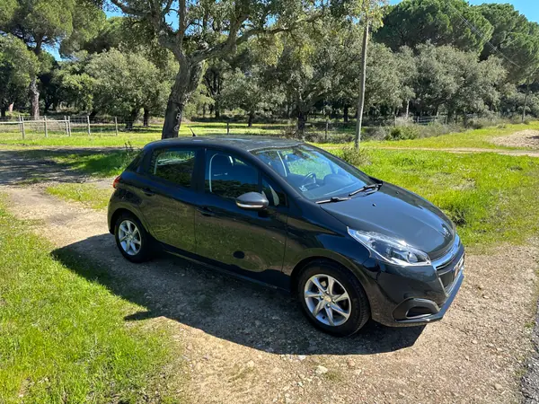 Peugeot 208 2017 - 7850 EUR, 130754 km - AUTO.MOTO.pt - 130754km - foto 2 de 10