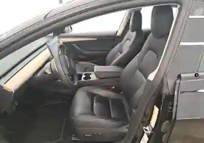 Tesla Model 3 2022 - 28550 EUR, 94327 km - foto 3 de 10