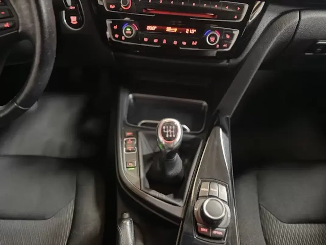 BMW 318 2015 - 12250 EUR, 254090 km - AUTO.MOTO.pt - 254090km - foto 15 de 16