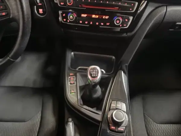 BMW 318 2015 - 12250 EUR, 254090 km - AUTO.MOTO.pt - 254090km - foto 15 de 16