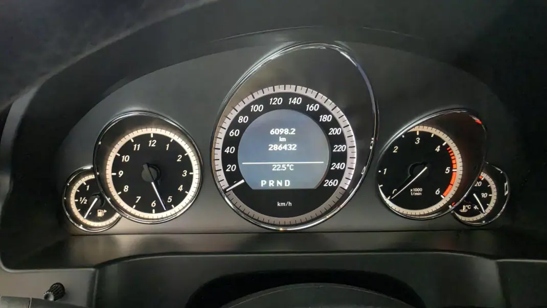 Mercedes-Benz E 350 2009 - 13900 EUR, 286432 km - 286432km - foto 43 de 58
