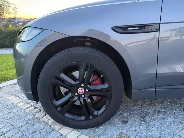 Jaguar F-Pace 2016 - 30999 EUR, 144450 km - AUTO.MOTO.pt - 144450km - foto 12 de 33