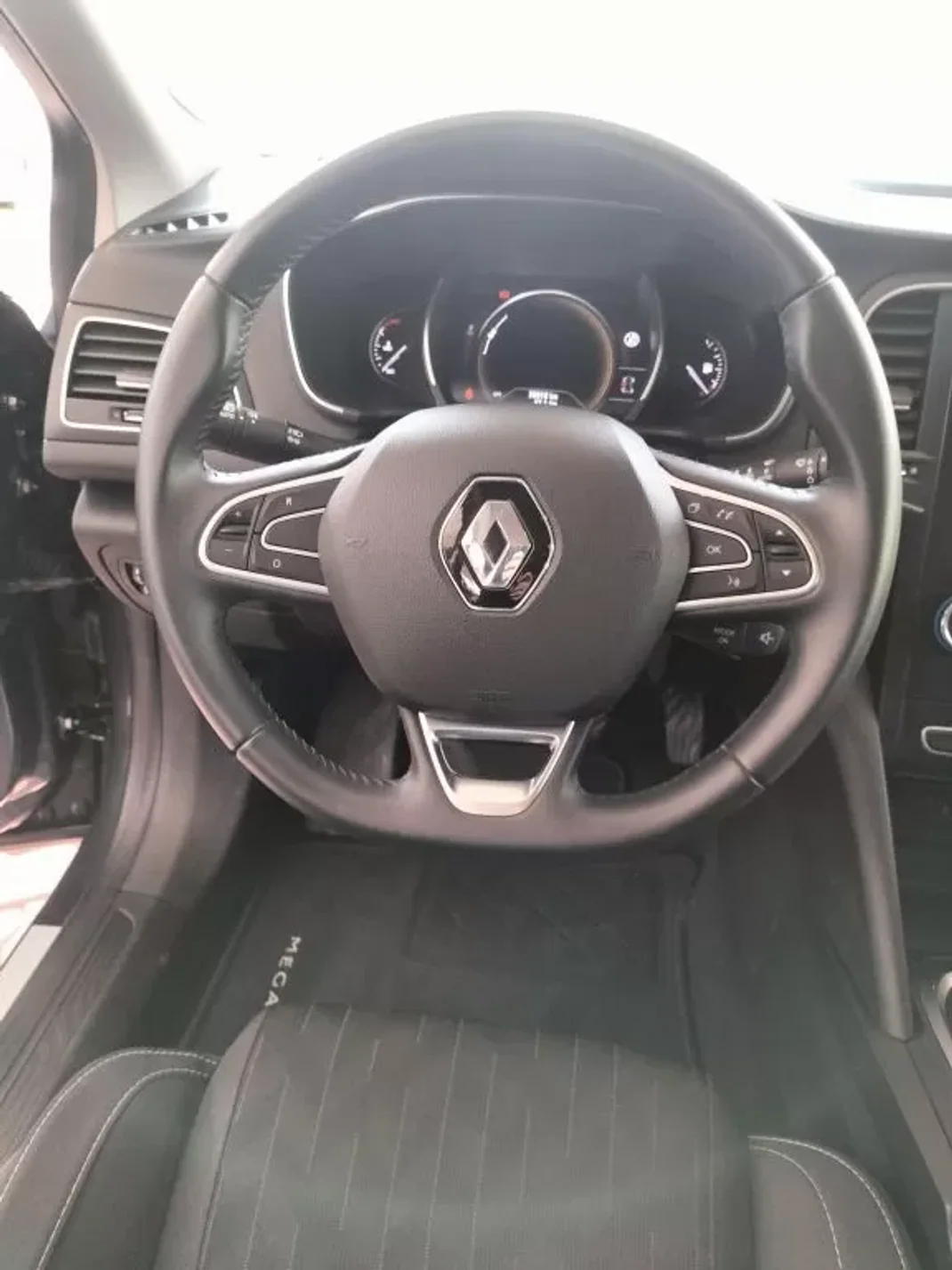 Renault Mégane Sport Tourer 2019 - 17950 EUR, 80000 km - AUTO.MOTO.pt - 80000km - foto 9 de 13