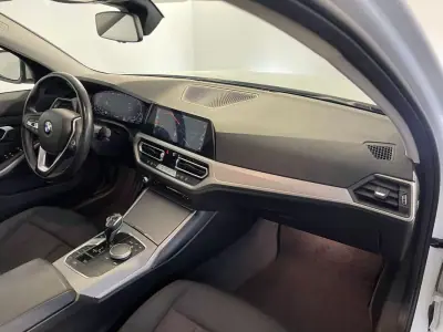 BMW 330 2019 - 23450 EUR, 115000 km - AUTO.MOTO.pt - 115000km - foto 14 de 36