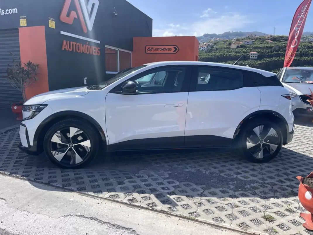Renault Mégane E-Tech 2023 - 27950 EUR, 57803 km - AUTO.MOTO.pt - 57803km - foto 4 de 11