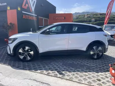Renault Mégane E-Tech 2023 - 27950 EUR, 57803 km - AUTO.MOTO.pt - 57803km - foto 4 de 11