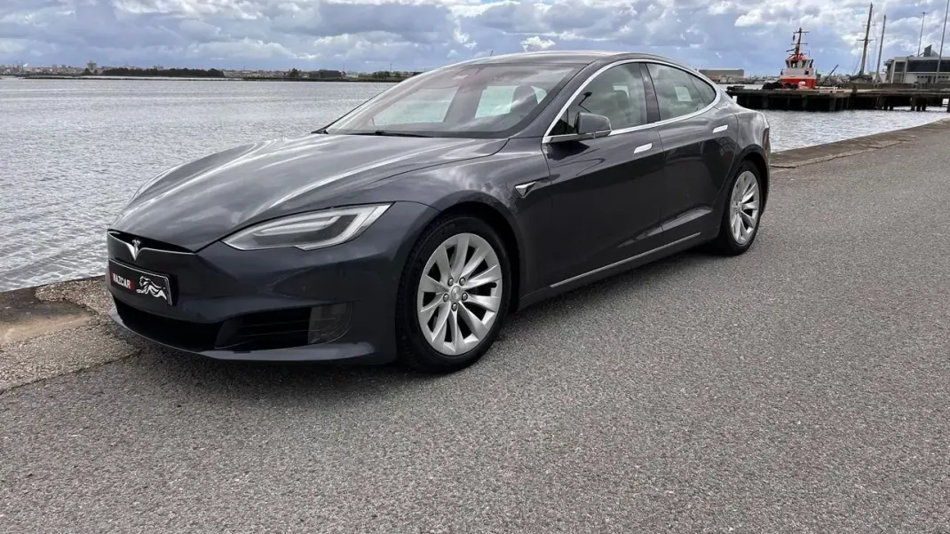 Tesla Model S 2017 - 21500 EUR, 155000 km - AUTO.MOTO.pt - 155000km - foto 1 de 17