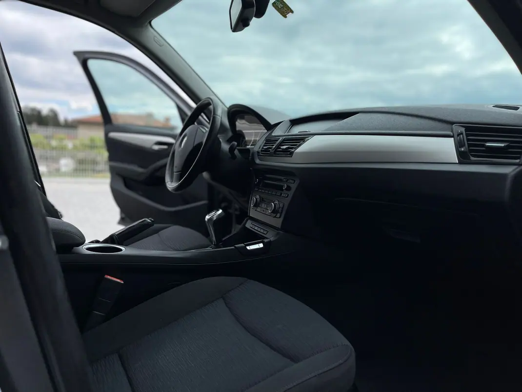 BMW X1 2014 - 13500 EUR, 208000 km - AUTO.MOTO.pt - 208000km - foto 9 de 17